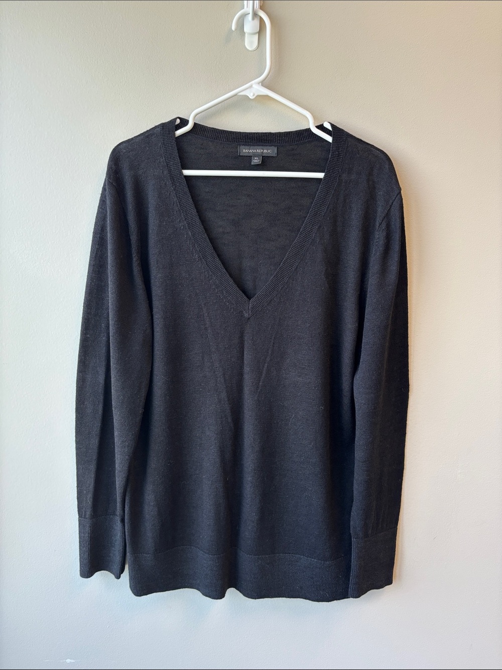 Banana Republic women’s V-Neck Sweater in Black